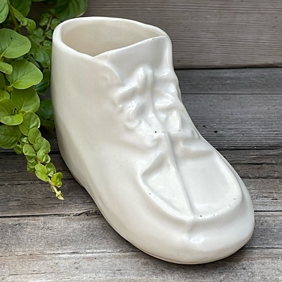 Vintage White Pottery Baby Shoe and Bassinet Indoor Planters :: Lot of 2 - Picture 3 of 16